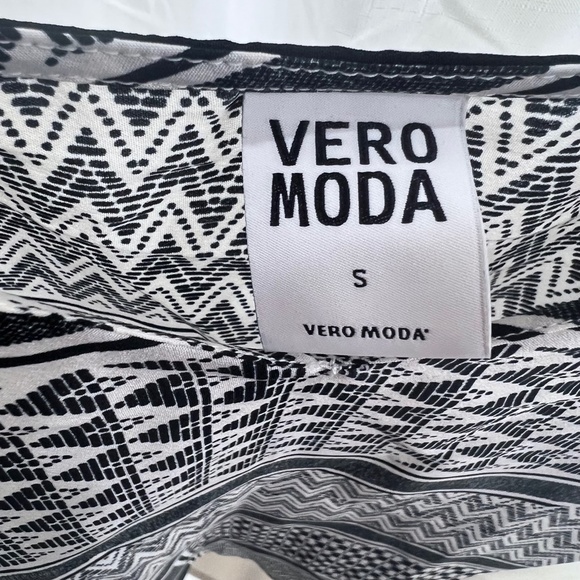 Vero Moda Spaghetti Strap Tank Tops - Black & White Patterns - Picture 2 of 3